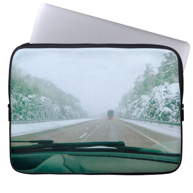Capa Para Notebook Viagem de carro pela Suécia nevada (Frente)