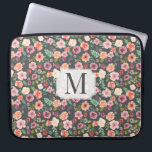 Capa Para Notebook Vintage Floral ⎥ Monograma Capa Computador<br><div class="desc">Fundo de cinza suave com padrão floral uniforme vintage em tons de primavera suave,  pincel e mauve com monograma personalizado em fonte serif</div>