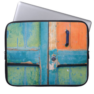 CAPA PARA NOTEBOOK VISÃO DE FECHAMENTO DA PORTA DE MADEIRA AZUL E VER