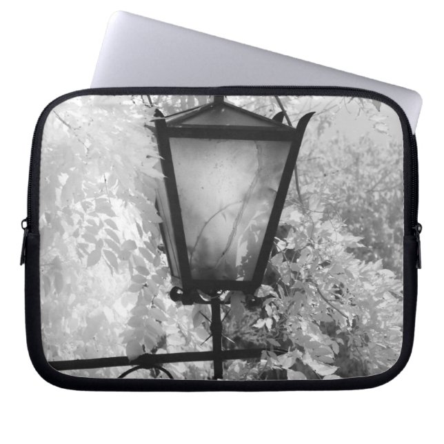 Capa Para Notebook Visão em preto e branco de luminária (Frente)
