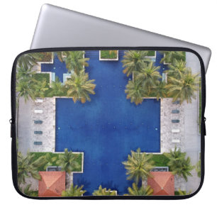 Capa Para Notebook Vista aérea de piscinas rodeadas por palmeiras