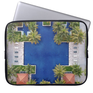 Capa Para Notebook Vista aérea de piscinas rodeadas por palmeiras