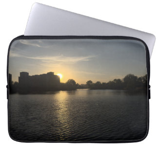Capa Para Notebook Vista da cidade ao pôr do sol em horas douradas