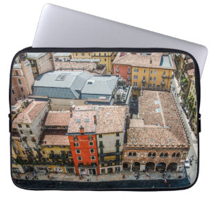 Capa Para Notebook Vista de cima de fachadas coloridas de edifícios