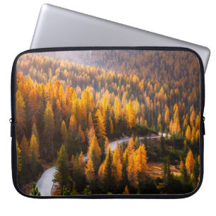 Capa Para Notebook Vista de excelente da estrada sinuosa. Dramático e