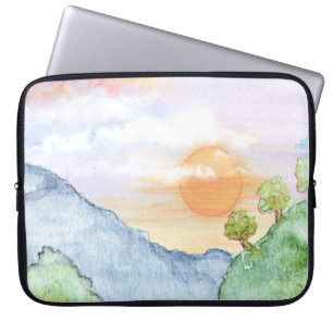 Capa Para Notebook Watercolor Sunset sobre Montanhas e Árvores
