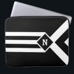 Capa Para Notebook White Stripes e Chevrons a preto com monograma<br><div class="desc">O padrão geométrico preto em negrito apresenta três córtons brancos e pretos alternados que terminam num diamante preto esboçado com branco. Parece uma medalha estilizada pendurada numa fita. O diamante contém um monograma personalizável. Três listras brancas estendem-se do fundo do diamante até a base do design vertical. Os terços externos...</div>