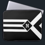 Capa Para Notebook White Stripes e Chevrons a preto com monograma<br><div class="desc">O padrão geométrico preto em negrito apresenta três córtons brancos e pretos alternados que terminam num diamante preto esboçado com branco. Parece uma medalha estilizada pendurada numa fita. O diamante contém um monograma personalizável. Três listras brancas estendem-se do fundo do diamante até a base do design vertical. Os terços externos...</div>