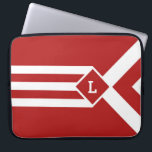 Capa Para Notebook White Stripes e Chevrons em Vermelho com Monograma<br><div class="desc">O padrão geométrico do na moda apresenta faixas brancas em negrito sobre fundo vermelho. Três chevrons brancos e vermelhos alternados terminam num diamante vermelho esboçado com branco. Parece uma medalha estilizada pendurada numa fita. O diamante contém um monograma personalizável. Três listras brancas estendem-se do lado oposto do diamante até a...</div>