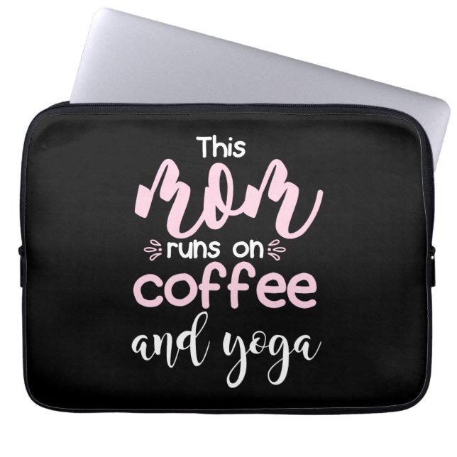 Capa Para Notebook Yoga Lover | Esta Mãe Funciona No Café E Ioga (Frente)