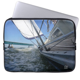 Capa Para Notebook Zeilboot met koers op brug.