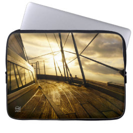 Capa Para Notebook Zeiljacht bij ochtendzon met wolken lucht.