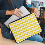 Capa Para Notebook Zigzag Amarelo, Chevron Amarelo, Padrão Geométrico<br><div class="desc">Padrão elegante,  na moda e sofisticado zigue-zague (chevron) em cor amarela e branca. Presente moderno e moderno,  perfeito para o amante ziguezague na sua vida.</div>