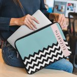 Capa Para Notebook Zigzag preto-e-branco, Chevron, azul, seu nome<br><div class="desc">Padrão elegante,  na moda e sofisticado zigzag (chevron) em preto e branco sobre fundo azul. Presente moderno e moderno,  perfeito para o amante ziguezague na sua vida. Personalize adicionando o seu nome,  apelido,  monograma ou iniciais.</div>
