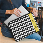 Capa Para Notebook Zigzag preto-e-branco, padrão Chevron, seu nome<br><div class="desc">Padrão elegante,  na moda e sofisticado zigue-zague (chevron) em preto e branco. Presente moderno e moderno,  perfeito para o amante ziguezague na sua vida. Personalize adicionando o seu nome,  apelido,  monograma ou iniciais.</div>