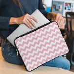 Capa Para Notebook Zigzag Rosa, Chevron Rosa, Padrão Geométrico<br><div class="desc">Padrão elegante,  na moda e sofisticado zigzag (chevron) em cor rosa e branca. Presente moderno e moderno,  perfeito para o amante ziguezague na sua vida.</div>