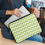 Capa Para Notebook Zigzag Verde, Chevron Verde, Padrão Geométrico<br><div class="desc">Padrão elegante,  na moda e sofisticado zigue-zague (chevron) em cor verde e branca. Presente moderno e moderno,  perfeito para o amante ziguezague na sua vida.</div>