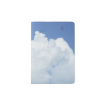Nuvens Fluffy no Céu Azul Brilhante