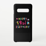 Capa Para Samsung Galaxy Feliz segundo aniversário. 2 anos por dia.<br><div class="desc">Feliz segundo aniversário. Design de aniversário engraçado e fofo com um lindo ursinho de pelúcia segurando um presente e um lápis engraçado escrevendo os desejos de aniversário. Uma combinação perfeita para roupas,  camisas e acessórios.</div>