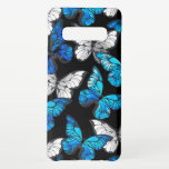 Capa Para Samsung Galaxy Padrão Escuro Sem Costura com Borboletas Azuis Mor<br><div class="desc">Borboletas realistas,  azuis e brancas têm um padrão uniforme em fundo preto.</div>