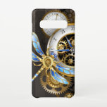 Capa Para Samsung Galaxy Relógio Steampunk com Dragonfly Mecânica<br><div class="desc">Marcações antigas com engrenagens de ouro e latão,  decoradas com libélula mecânica sobre fundo castanho e listrado. Steampunk.</div>