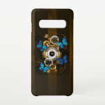 Capa Para Samsung Galaxy Ursos-galos e Borboletas Azuis<br><div class="desc">Composição do relógio de aço redondo com discagem numérica romana preta,  decorado com engrenagens de ouro e latão,  borboletas morfo azuis e lentes danificadas sobre fundo listrado castanho. Estilo Steampunk.</div>