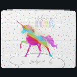 Capa Smart Para iPad Adicione o unicórnio Dourado personalizado nome do<br><div class="desc">Um unicórnio do arco-íris em um céu das bolinhas e do brilho… o presente perfeito para uma menina especial que acredite na mágica e nos unicórnios.</div>