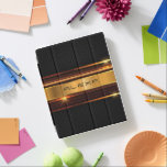 Capa Smart Para iPad design geométrico Dourado e metálico preto<br><div class="desc">Imagem de listras de ouro metálicas brilhantes com fundo geométrico metálico preto. Monograma opcional</div>