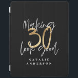 Capa Smart Para iPad Fazer 30, comemoração de aniversário de ouro<br><div class="desc">Celebre seu estilo de aniversário de 30 anos com esse efeito preto,  branco e ouro 30 e um fabuloso design de aniversário. Um design moderno com texto de script e gráficos ousados. Altere a cor para personalizar. Parte de uma coleção.</div>