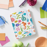 Capa Smart Para iPad Ilustração de animais coloridos de água salgada<br><div class="desc">Óptica colorida da água salgada tropical e da ilustração de animais sobre um fundo branco personalizável. Corais de peixe,  cavalos-marinhos,  etc.</div>