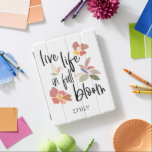 Capa Smart Para iPad Live Life in Cheio Bloom Cote Motivacional<br><div class="desc">Uma mensagem inspiradora com este design moderno com folhas e flores simplistas numa mistura de bonito cores pastel e elegante tipografia negra Live In Cheio Bloom num fundo branco que pode ser mudado para outro se você assim o desejar. Personalize facilmente com seu nome.</div>