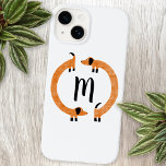 Capas de iphone de monograma de salsicha<br><div class="desc">Dachshund bonito e engraçado,  cães de salsicha ou cachorros-salsicha em movimento perpétuo. Um caso único e divertido para fazer você sorrir. Personalize alterando ou removendo o inicial.</div>