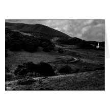 Capela em uma Estrada para o Cartão Monocromático 