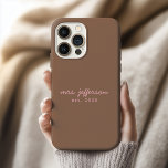 Capinha de telefone personalizada para noiva para<br><div class="desc">Celebre sua história de amor todos os dias com esta capa de telefone personalizada, projetada para noivas, recém-casados e casais que valorizam lembranças significativas. Adicione seu novo sobrenome, iniciais, data de casamento ou “Sr & Sra” para criar uma capa única, protetora e elegante que viaja para onde você for. Esta...</div>