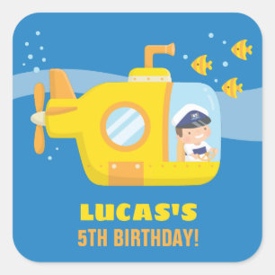 Capitão submarino Sob do menino as etiquetas do