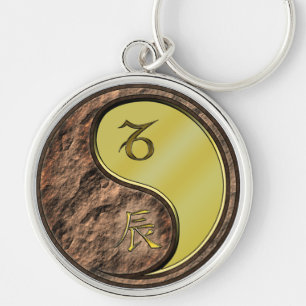 Capricórnio e Chaveiro de dragão metálico