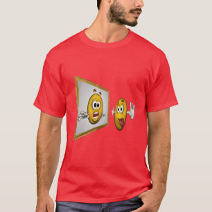 Cara parva em camisetas engraçadas do espelho