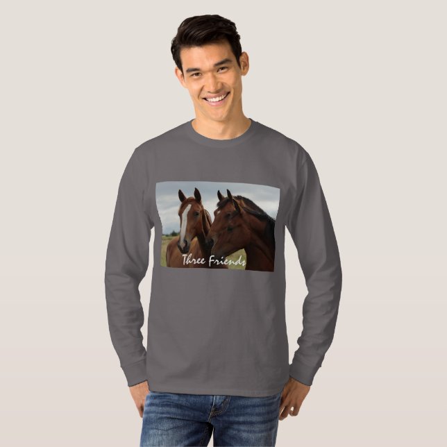 Caras do cavalo no t-shirt longo básico da Capa (Frente Completa)