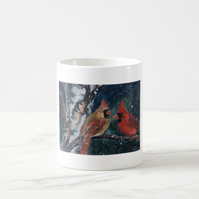 Cardeais masculinos e fêmeas na caneca de café da (Centro)