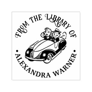Carimbo Auto Entintado Casal em Carro Antigo ao Redor do Nome do Livro da