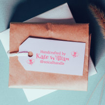 Fabricado à mão por (texto personalizado) + nome,