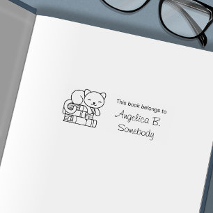 Carimbo Auto Entintado Gato Feliz em cima da Pilha de Livros - Placa de L