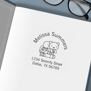 Carimbo Auto Entintado Gato Feliz em cima do Endereço da Pilha de Livros