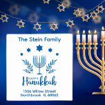 Carimbo Auto Entintado Happy Hanukkah<br><div class="desc">Celebre oito dias e oito noites do Festival das Luzes com cartões e presentes de Chanucá. O festival de luzes está aqui. Acenda a menorah,  brinque com o sonho e o banquete em latas e suganínos. Celebre o espírito de Chanucá com amigos,  familiares e entes queridos desejando-lhes Feliz Chanucá.</div>