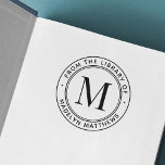 Carimbo Auto Entintado Monograma mínimo moderno da biblioteca de livros<br><div class="desc">Da biblioteca ou deste livro pertence ao carimbo com o seu monograma inicial no centro e o texto personalizado e o nome em uma fonte sans-serif moderna. Um design elegante e mínimo de livraria.</div>
