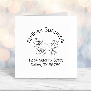 Carimbo Auto Entintado Morada do Hummingbird perto das Flores