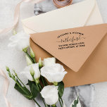 Carimbo Auto Entintado Texto Curvo e Script Encantando Endereço de Retorn<br><div class="desc">Encantador devolva o selo de borracha com os seus nomes num texto curvo acima do seu sobrenome num script bonito. Um carimbo de devolução limpo,  minimalista e encantador.</div>
