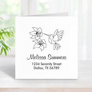 Carimbo De Borracha Morada do Hummingbird Perto das Flores