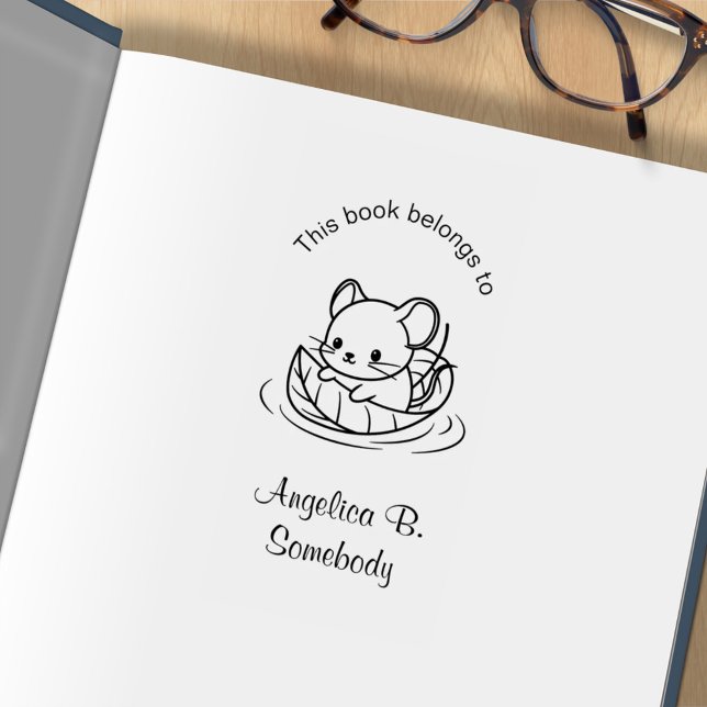 Carimbo De Borracha Rato Bonito Flutuando em uma Placa de Folha (Criador carregado)