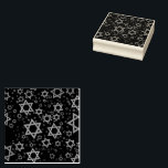 Carimbo De Borracha SlipperyJoe's Happy Hanukkah várias estrelas de Da<br><div class="desc">Feliz Hanukkah de SlipperyJoe várias Estrelas do padrão David Celebração artística herança de identidade judaica Hebraico Chanukah dá decorações símbolo significativo Judaísmo religião de vários tamanhos tons dourados castanhos visualmente atraente design</div>